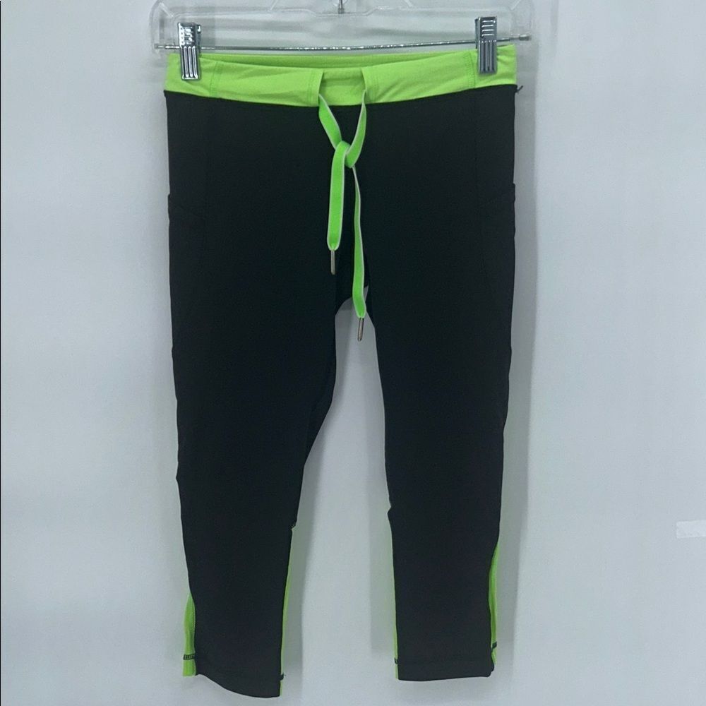 Lululemon Women's Capri Leggings Size 4 Black Black and Green Bottoms
